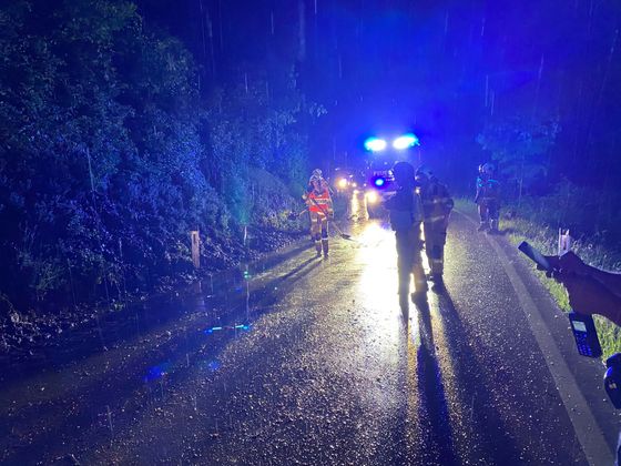 Ein Murenabgang zwischen Jenbach und Stans hielt die Feuerwehr auf Trab.