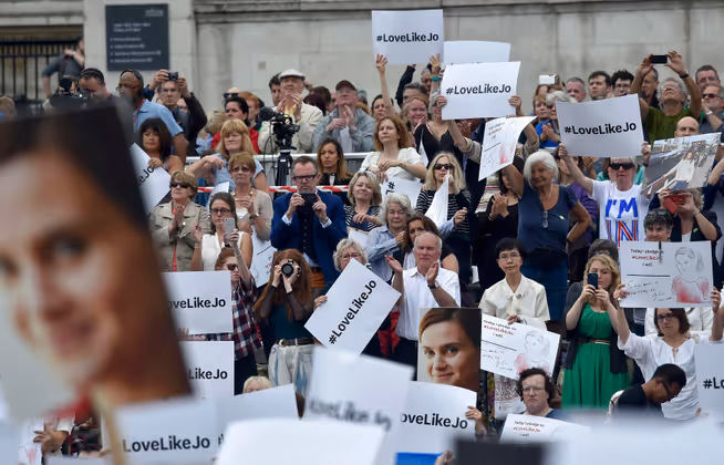 Tausende Menschen haben sich am Mittwoch am Trafalgar Square in London versammelt, um Jo Cox zu gedenken.