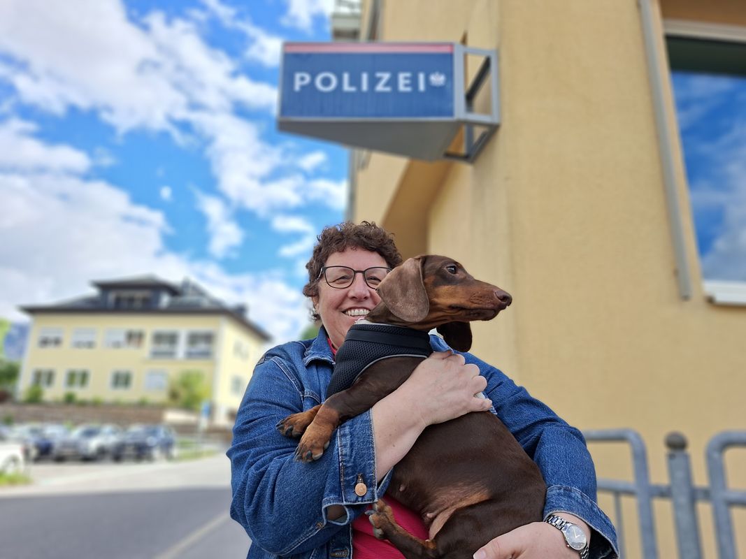 „Genau mein Humor“: Imsterin samt Dackel, Auto und Gurt bei Polizei vorgeladen