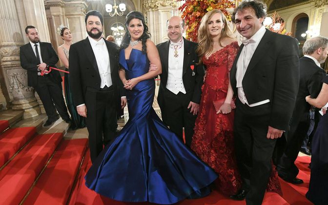 Vor dem Auftritt noch ein Foto: Sopranistin Anna Netrebko und ihr Ehemann Yusif Eyvazov mit Staatsoperndirektor Dominique Meyer, Ball-Organisatorin Maria Großbauer und Dirigent Marco Armiliato.