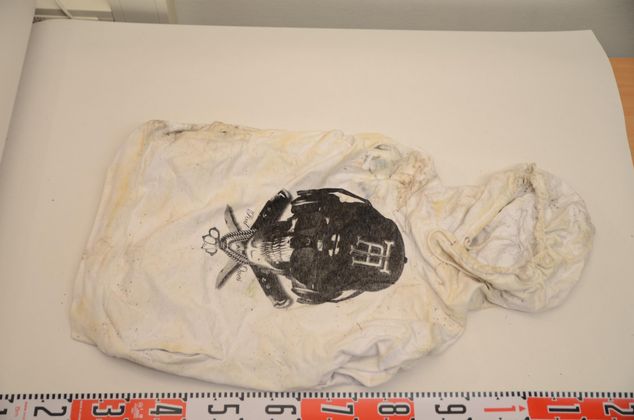 ein weißer Kapuzenpullover mit Aufdruck wurden im Wald gefunden.