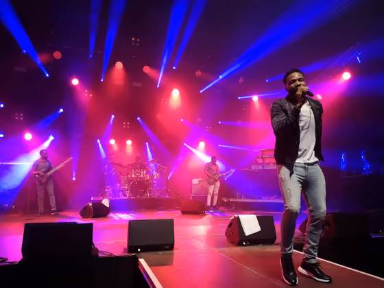 Nächster Act des Abends war der Jamaikaner Agent Sasco. Mit seiner druckvollen Band lieferte er Dancehall-Sound ab, der die Menge zum Tanzen brachte.
