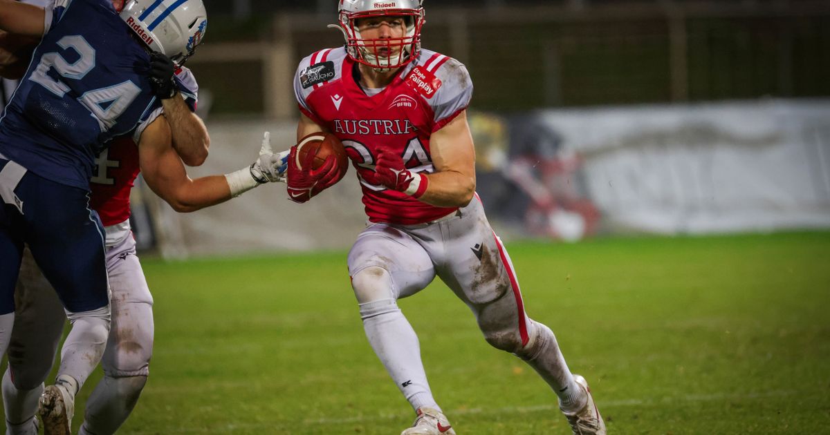 Tirols-Football-Aush-ngeschild-Platzgummer-setzt-einen-Strichpunkt