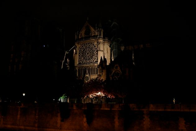 Um halb 4 Uhr morgens verkündet die Feuerwehr schließlich, dass das Feuer gelöscht werden konnte.