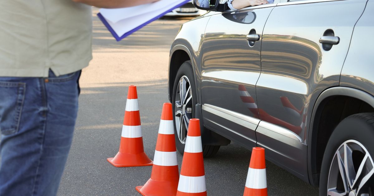 Fu-g-nger-bei-Fahrtraining-in-Wiesing-von-Auto-erfasst-und-schwer-verletzt
