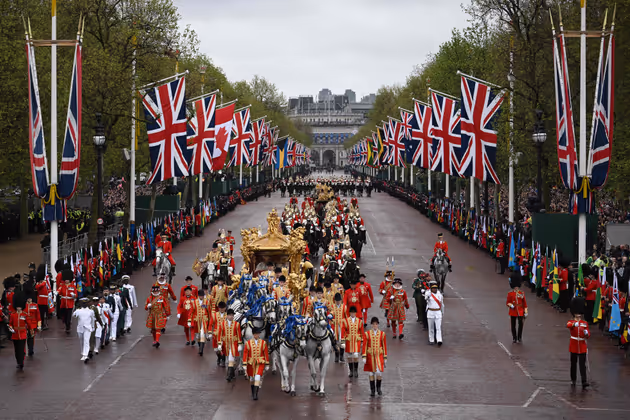 Zehntausende säumten die Straßen Londons, um einen Blick auf das Königspaar zu erhaschen.