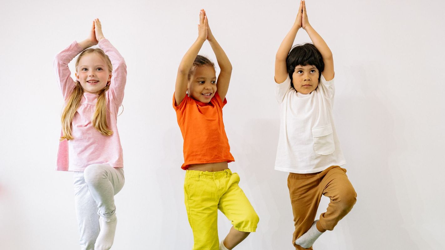 Einfach mal den Pauseknopf drücken: Wie Kinder von Yoga profitieren können