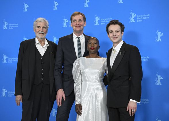 Peter Simonischek, Regisseur Lars Kraume, Schauspielerin Girley Jazama und Schauspieler Leonard Scheicher stellten bei der Berlinale 2023 ihren Film "Der vermessene Mensch" (Measures of Men) vor.