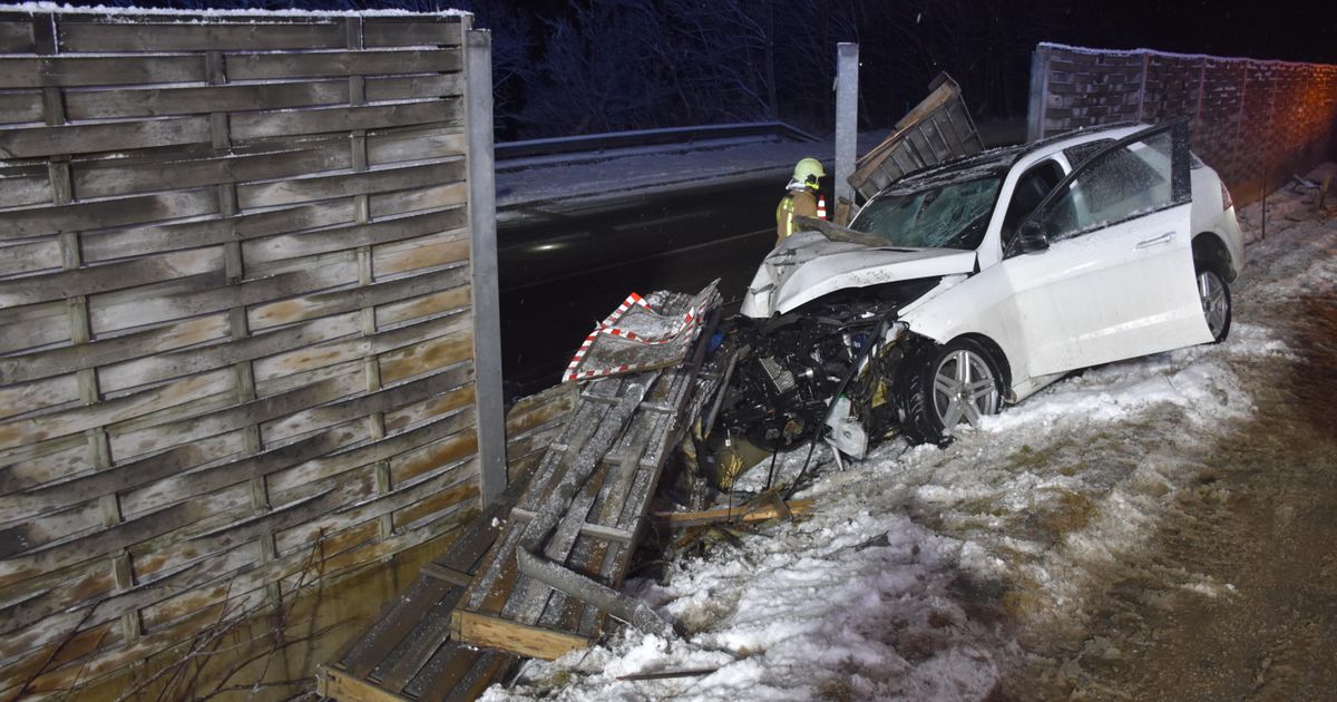 vollbesetztes-auto-kam-im-zillertal-von-stra-e-ab-und-prallte-gegen-l-rmschutzwand