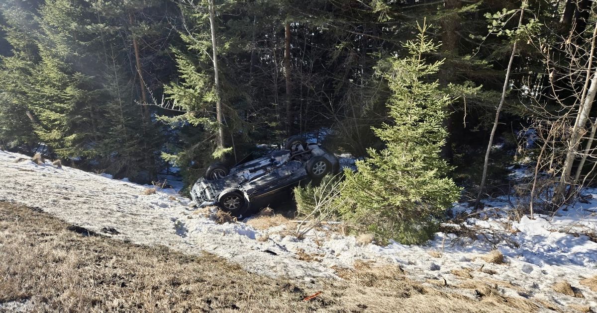 Schwerer-Unfall-auf-der-Seefelder-Stra-e-Auto-st-rzte-nach-Kollision-mit-Lkw-in-Waldst-ck