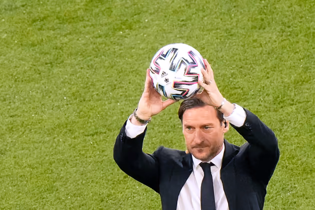 EM-Botschafter Francesco Totti mit dem offiziellen EURO-Spielball.