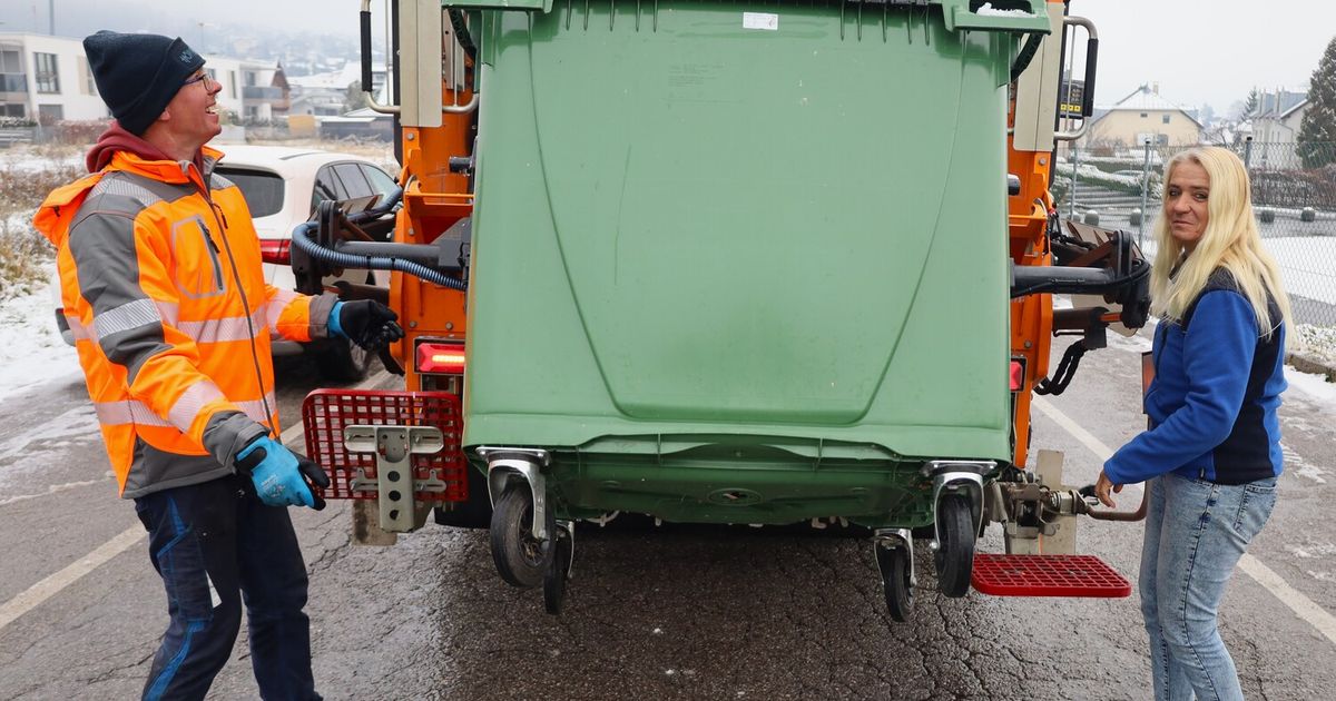 Unterwegs-mit-der-M-llabfuhr-Karton-und-Papier-stapelt-sich-bis-obenhin