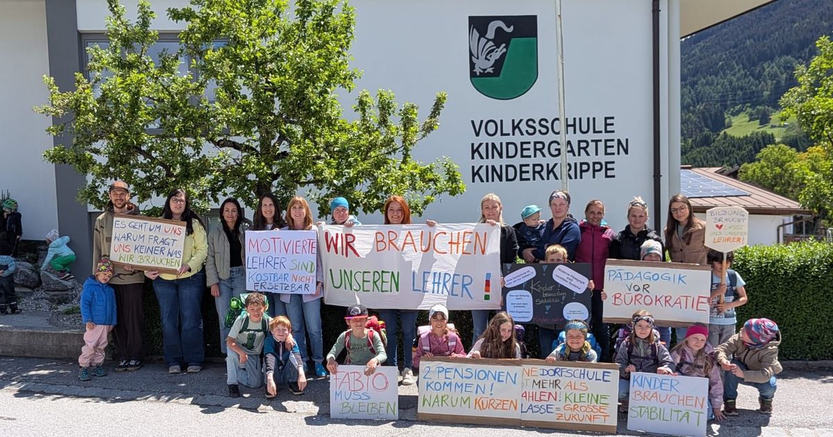 Zu-wenig-Sch-ler-Eltern-und-Kinder-in-Ranggen-k-mpfen-f-r-ihren-Lehrer