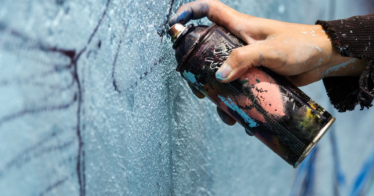 Hausfassaden-und-Pistenraupe-in-Hopfgarten-mit-roter-Farbe-beschmiert