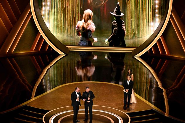 Erhalten hat den Preis dann das Team von „Wicked".