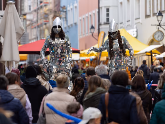 Am Freitag werden die Schwazer Innenstadt und die Stadtgalerien wieder zu Abend-Shoppingmeile. Bei buntem Unterhaltungsprogramm halten die Geschäfte und Gastronomiebetriebe bis 22 Uhr geöffnet.