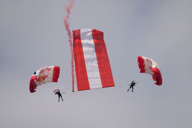 Die Red-Bull-Flugshow vor dem Rennen durfte freilich nicht fehlen.