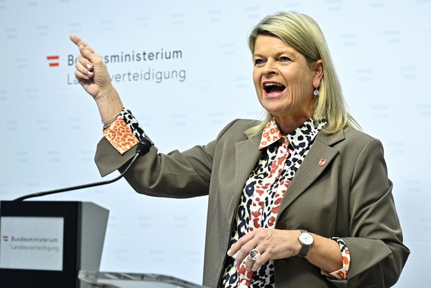 "Ich erwarte, dass Airbus auf mich zukommt." - Verteidigungsministerin Klaudia Tanner hofft auf eine Gesprächsangebot des Eurofighter-Herstellers.