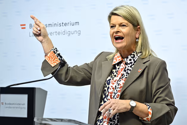 "Ich erwarte, dass Airbus auf mich zukommt." - Verteidigungsministerin Klaudia Tanner hofft auf eine Gesprächsangebot des Eurofighter-Herstellers.