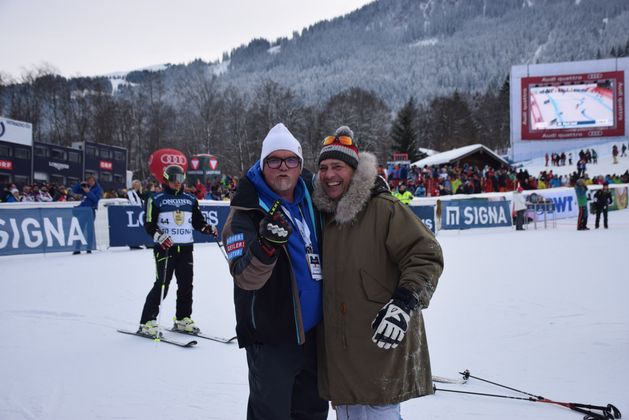 Gerry Friedle alias DJ Ötzi (l.) mit Schauspieler Gregor Bloéb beim Benefiz-Kurvenfahren.