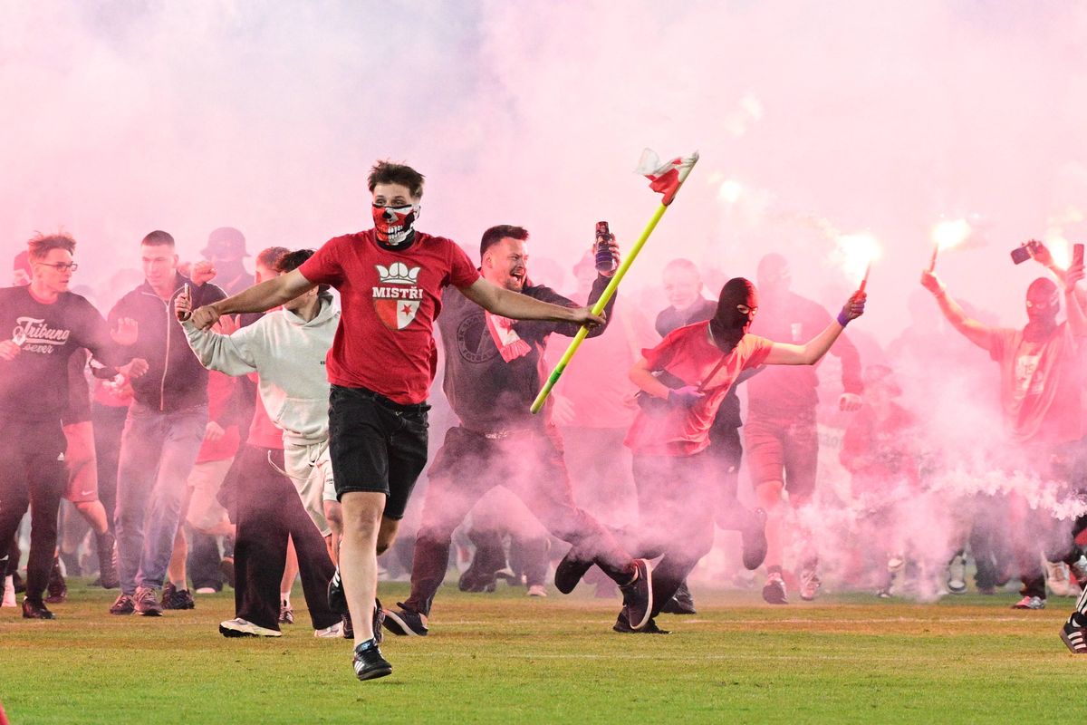 Chaoten verhinderten mit Pyro-Platzsturm im Derby Titelgewinn von Slavia Prag
