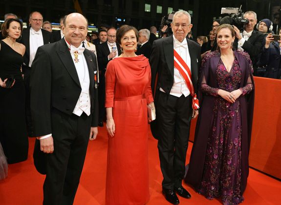 Staatsoperndirektor Dominique Meyer, Präsidentengattin Doris Schmidauer, Bundespräsident Alexander van der Bellen und Opernballorganisatorin Maria Großbauer (v.l.).