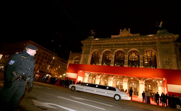 Auffahrt der Limousinen vor der Staatsoper.