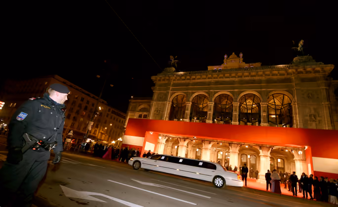 Auffahrt der Limousinen vor der Staatsoper.