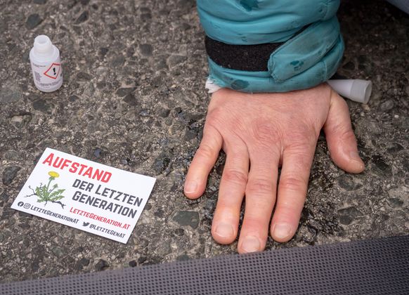 Einige Demonstranten klebten sich auf der Straße fest.