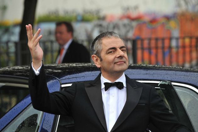 Rowan Atkinson: Der Schauspieler stotterte als Kind – Auslöser war vermutlich, dass er von anderen Kindern wegen seines Aussehens gehänselt wurde. Seine Strategie: Er spielte eine Rolle, in der er nicht viel sprechen musste und machte diesen Stil dann zu seinem Markenzeichen: Mr. Bean. Mittlerweile spricht Atkinson stotterfrei – Therapien haben ihm geholfen.