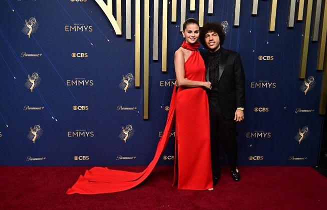 Benny Blanco elegant in Schwarz und mit der Royal Oak Frosted Gold von Audemars Piguet, Selena Gomez in roter Louis-Vuitton-Robe und Diamantschmuck von Tiffany & Co.