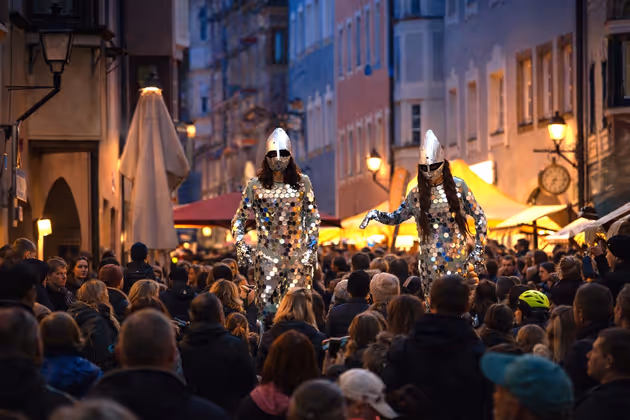 Am Donnerstagabend verwandeln sich die Schwazer Innenstadt und die Stadtgalerien wieder in eine Erlebniswelt mit verlängerten Öffnungszeiten für ausgedehntes Einkaufen und einem bunten Rahmenprogramm. 