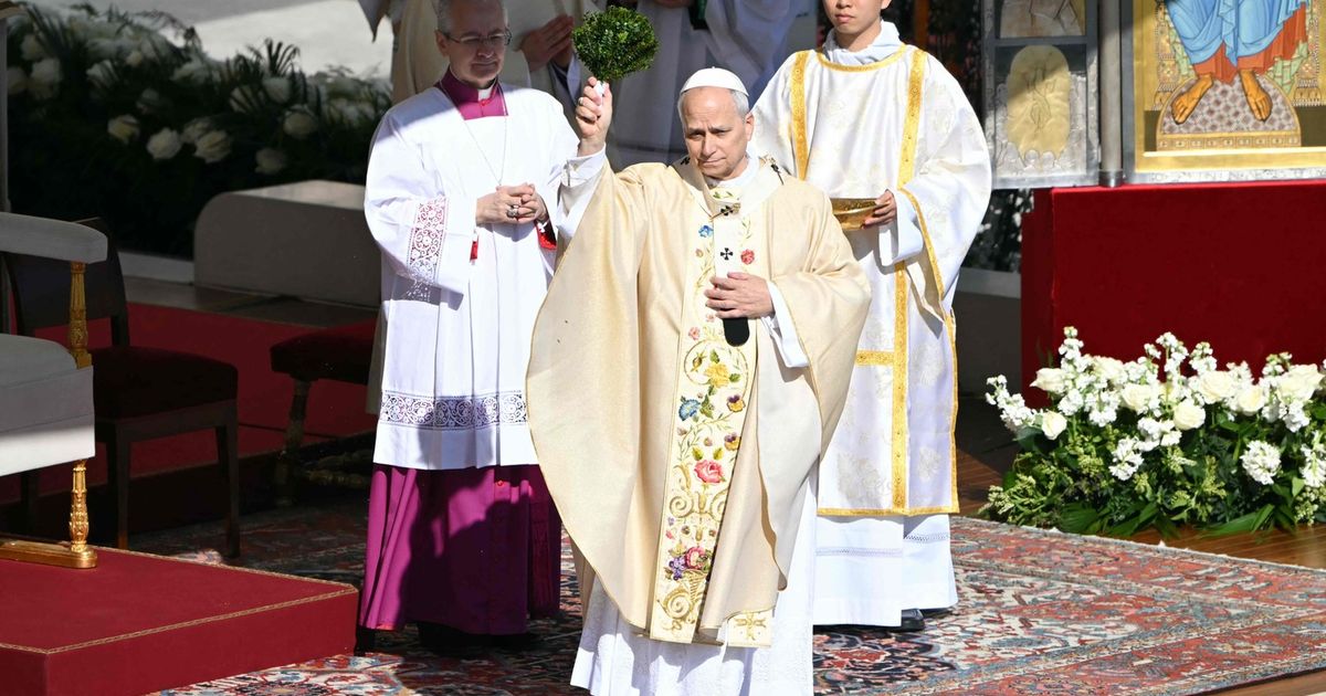 Papst-Leo-feiert-erste-Ostermesse-auf-dem-Petersplatz-Die-Welt-ist-von-Kriegen-verwundet-