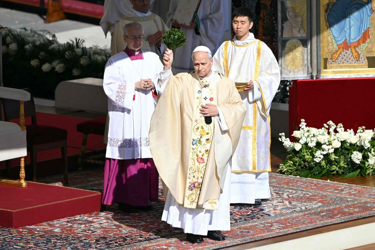 Erste Ostermesse auf dem Petersplatz: Papst Leo mahnt zu Frieden in aller Welt