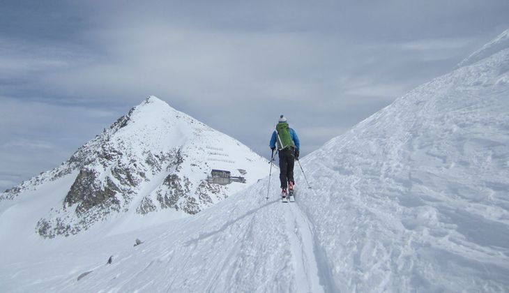 Gewaltig präsentiert sich auch die Lobbia-Alta-Hütte, die am Fels zu kleben scheint.
