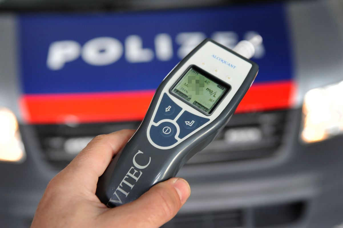 Alkolenker kam in Weer von Straße ab, krachte auf 200 Metern gegen Zäune und Straßenschild