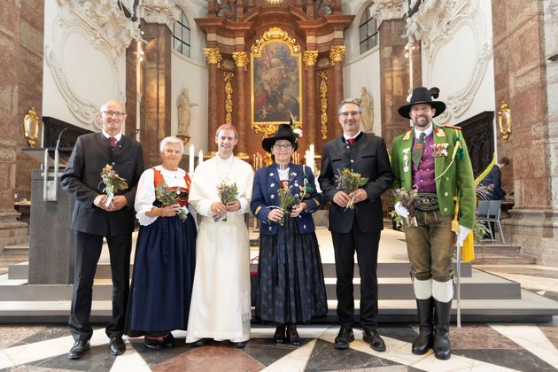 Übergabe der gesegneten Kräuter mit Abt Leopold Baumberger, den Landeshauptleuten von Tirol Anton Mattle und Südtirol Arno Kompatscher und den Organisatorinnen der Kräuter Segnung Anni Hofer und Maria Luise Feichtner