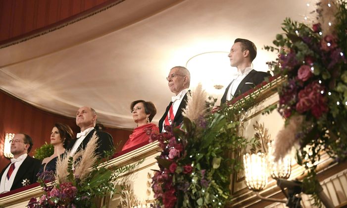 Außenminister Alexander Schallenberg  , Europaministerin Karoline Edtstadler (ÖVP) , Nationalratspräsident Wolfgang Sobotka, Präsidentengattin Doris Schmidauer, Bundespräsident Alexander van der Bellen und Finanzminister Gernot Blümel bei der Eröffnung.
