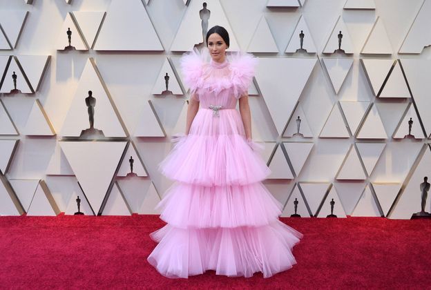 Ein zarter Fliederton. Und dann auch nach Tüll. Klingt erst einmal nach Puppenstube. Bis man Kacey Musgraves in ihrem atemberaubenden Stufenkleid von Giambattista Valli Couture gesehen hat. Da passt einfach alles – bis hin zur strengen Frisur als Kontrastpunkt.