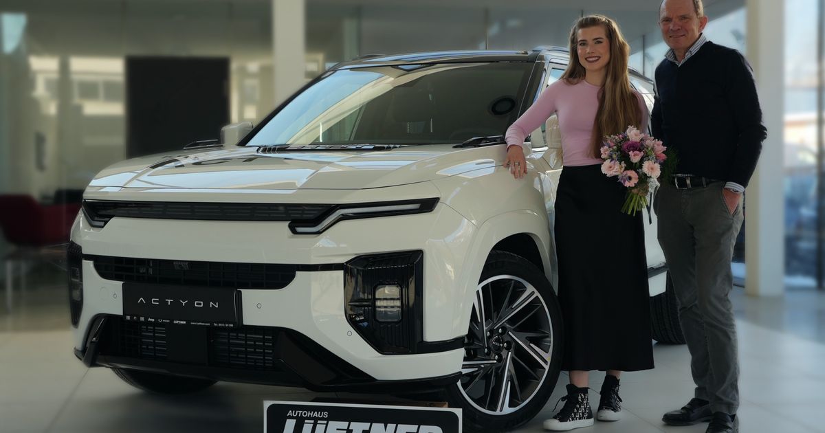 Tiroler-Influencerin-Anna-Strigl-holt-KGM-Actyon-im-Autohaus-L-ftner-ab