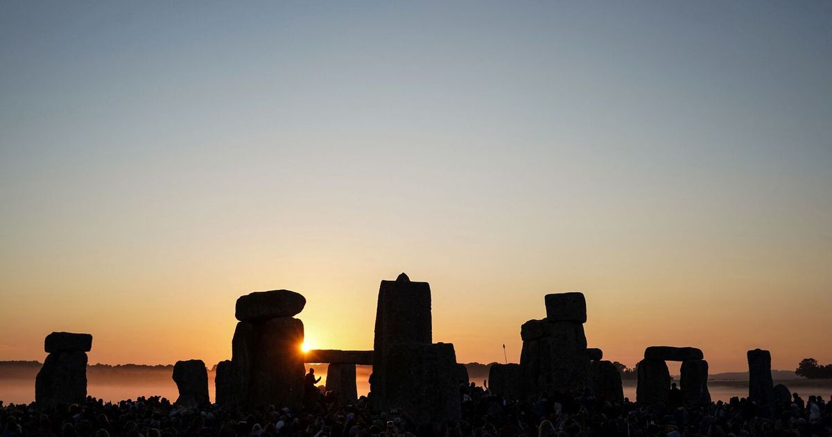 Magischer-Moment-Tausende-feiern-Sonnenwende-in-Stonehenge
