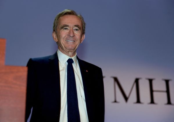 Bernard Arnault. Nettovermögen: 150 Milliarden Dollar | Der einzige Europäer in den Top Ten. Er ist vor allem als Chef von LVMH Moët Hennessy – Louis Vuitton SE bekannt, dem größten Luxusgüterkonglomerat der Welt, das, wie der Name schon sagt, das Modehaus Louis Vuitton mit der Champagnermarke Möet Hennesy verbindet. Sie kontrolliert rund 60 Tochtergesellschaften, die insgesamt 75 Marken betreuen. Seit 2018, als sie mit der Implementierung von E-Commerce begannen, haben sie ein beträchtliches Wachstum.