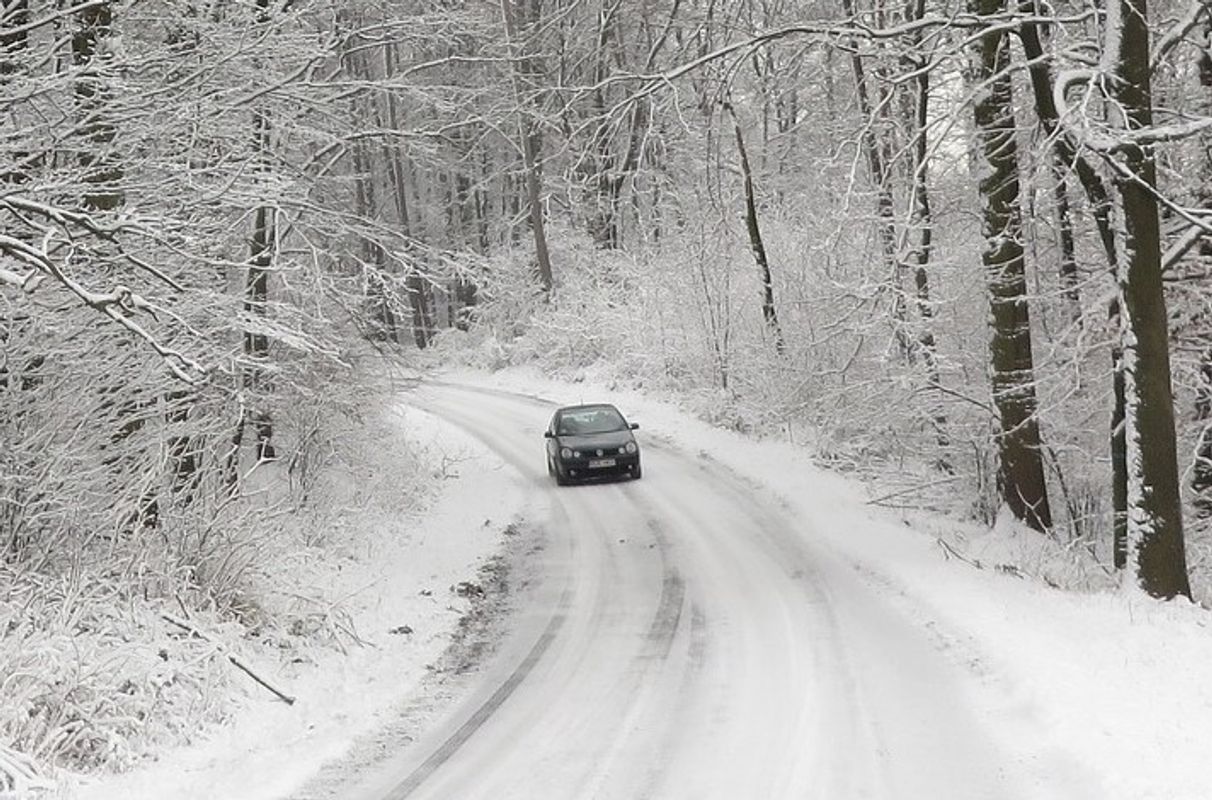 Gut zu wissen: Das passiert, wenn man bei Schnee mit Sommerreifen einen Unfall hat