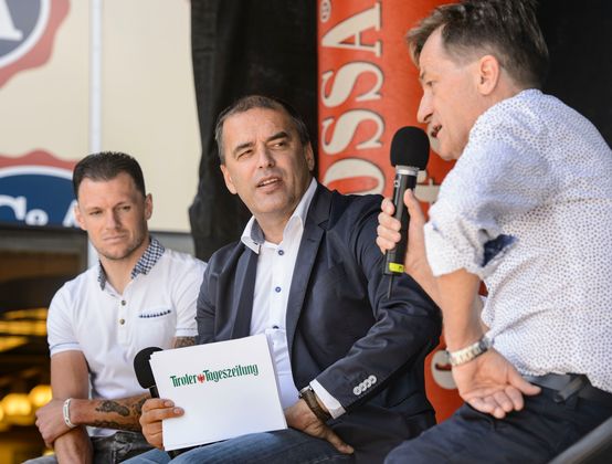 Fußballexperten im Gespräch: Fußballer Marcel Schreter (l.) und Sepp Geisler (Tiroler Fußballverband, r.) mit TT-Chefredakteur Alois Vahrner.