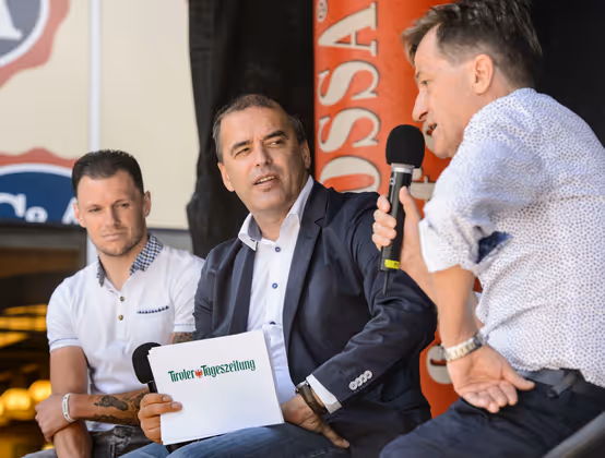 Fußballexperten im Gespräch: Fußballer Marcel Schreter (l.) und Sepp Geisler (Tiroler Fußballverband, r.) mit TT-Chefredakteur Alois Vahrner.