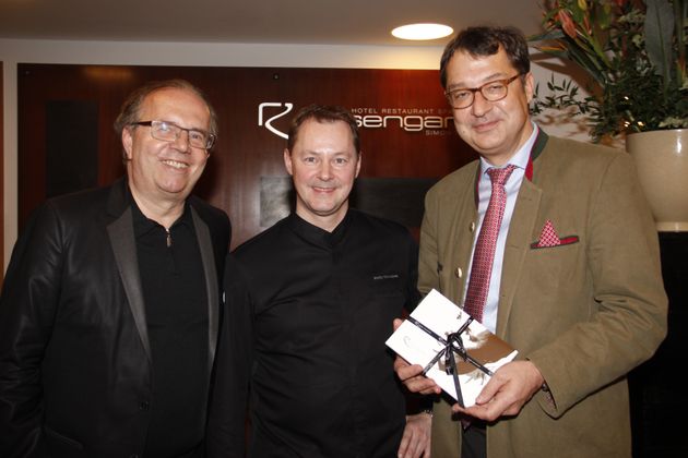 Moser-Holding-Chef Hermann Petz mit 5-Hauben-Koch Simon Taxacher sowie Geburtstagskind und Einrichtungsexperte Martin Wetscher (v. l.).