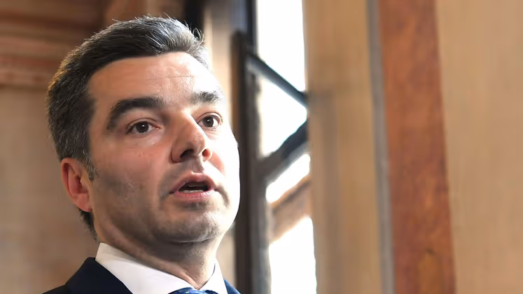 "Diese 14 Empfänger sind aus unserer Sicht Zwischenabnehmer oder Zwischenhändler (...) Aber interessant ist der Zweck dieses Zahlungsflusses und natürlich der Letztempfänger oder die Letztempfänger." - Finanzprokuratur-Chef Wolfgang Peschorn will wissen, wer die Hand aufgemacht hat.