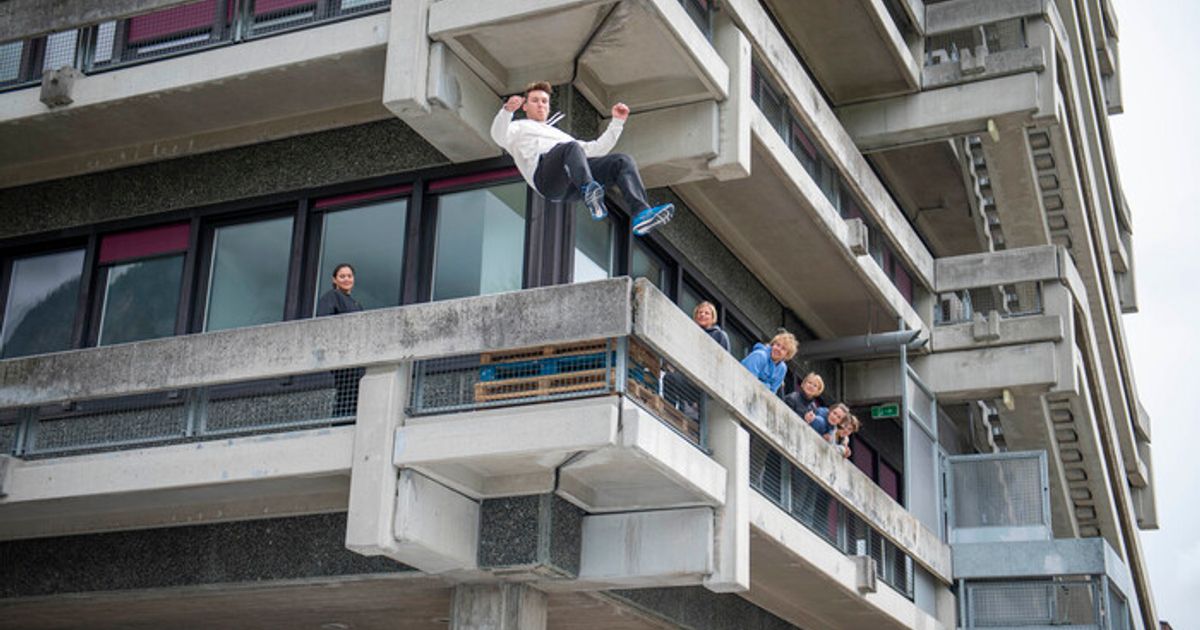 Mutprobe-an-der-Uni-Warum-Innsbrucker-Studenten-f-r-einen-Kurs-vom-Balkon-sprangen