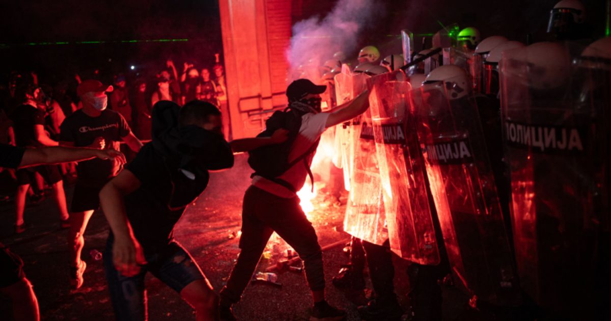 Erneut-Gewalt-bei-Protesten-gegen-Regierung-in-Serbien