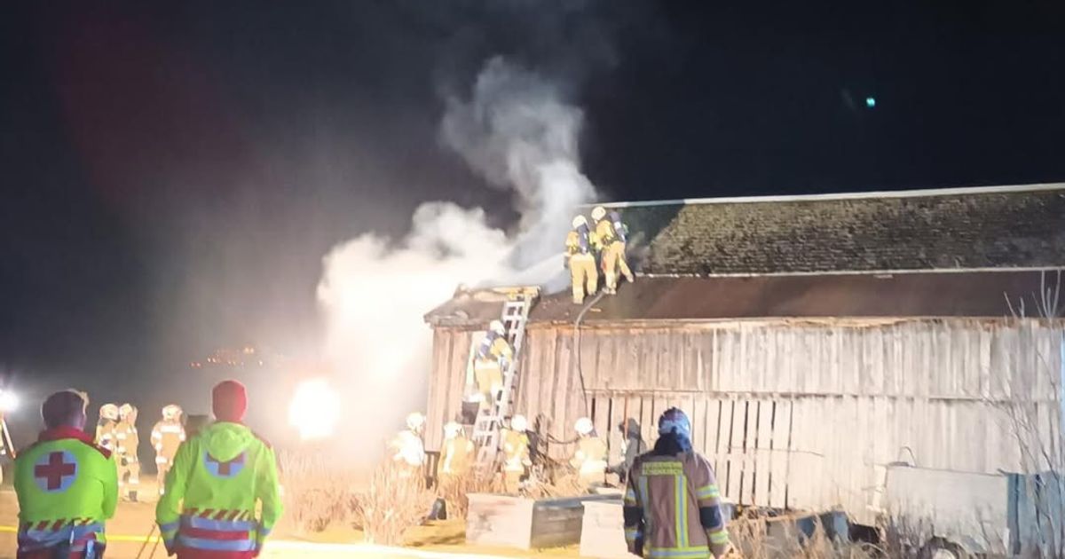 Scheune-in-Flammen-Feuerwehren-r-ckten-in-Achenkirch-aus